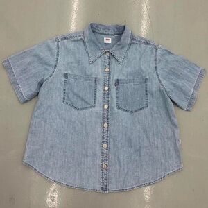 Levi’s light wash denim short sleeve button down shirt